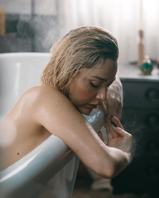 feryat-sarkisinin-basarisini-kutlayan-hadise-15775011_6027_m