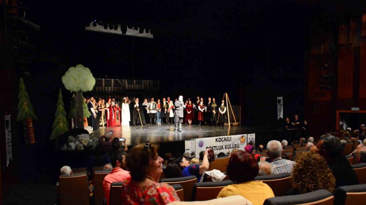 Kültürlerini yaşatmak için 30 amatör oyuncu tiyatro sahneliyor
