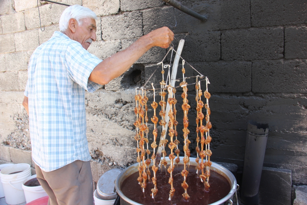 Kilis'in yöresel lezzeti cevizli sucuk üretimine başlandı