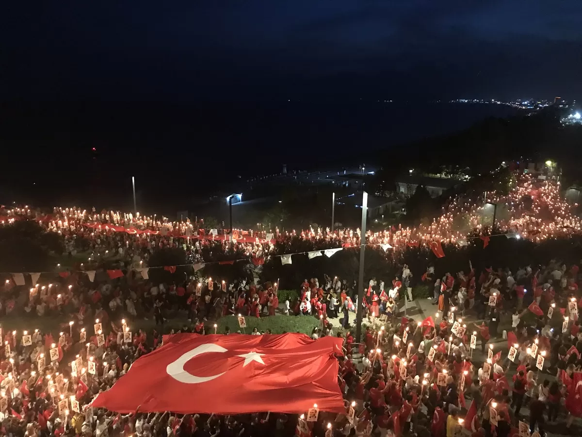 Antalya'da 400 metrelik Türk bayrağı ile fener alayı düzenlendi (1)