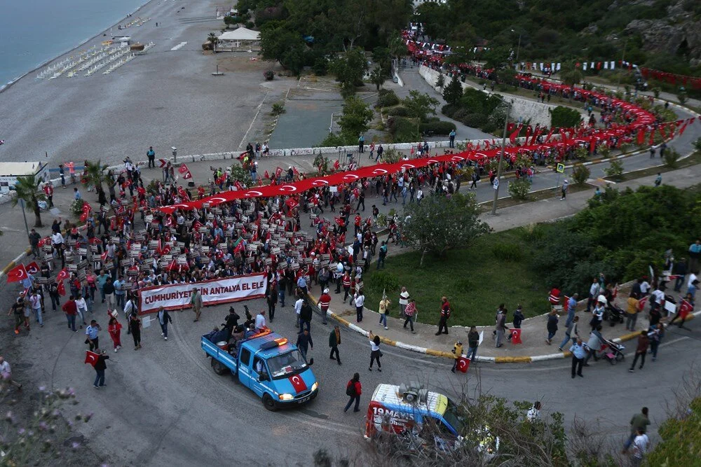 Antalya'da 400 metrelik Türk bayrağı ile fener alayı düzenlendi (2)