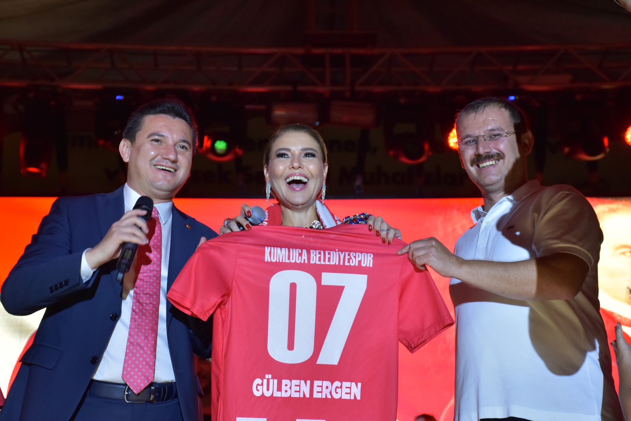 Gülben Ergen, Cumhuriyet Meydanı'nda Binlerce Kişiyi Coşturdu (15)