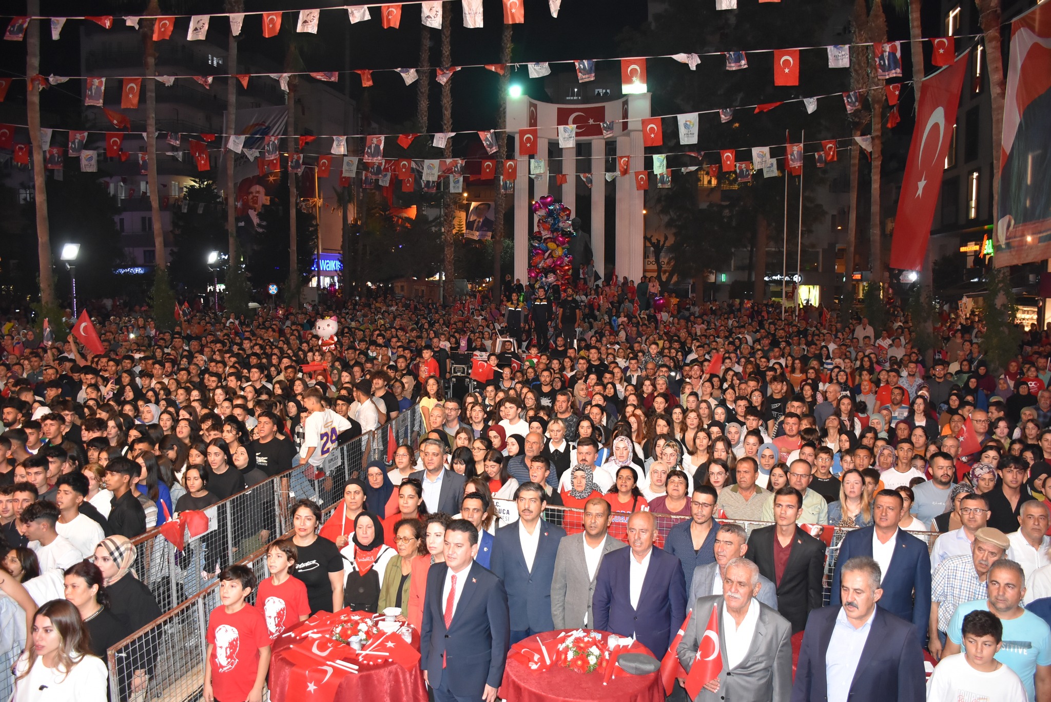 Gülben Ergen, Cumhuriyet Meydanı'nda Binlerce Kişiyi Coşturdu (4)