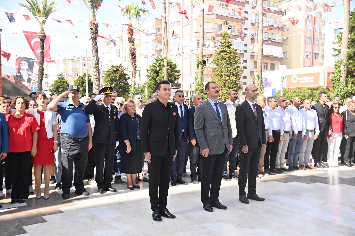 Kumluca'da Cumhuriyet'in 100. Yılında Atatürk Anıtı'na Çelenk Sunuldu (2)