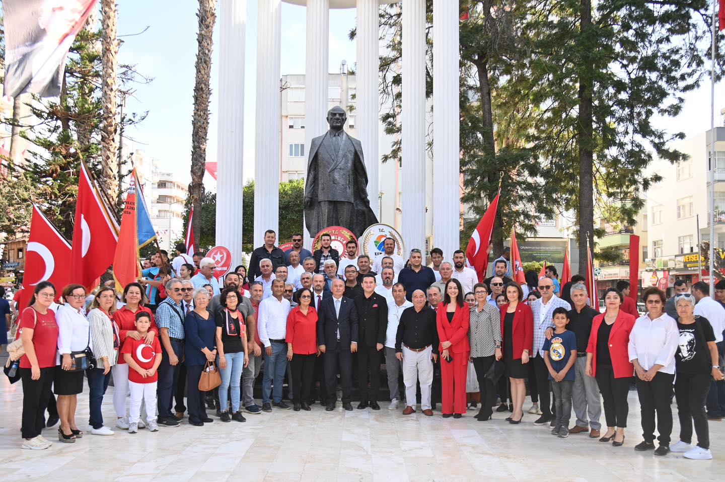 Kumluca'da Cumhuriyet'in 100. Yılında Atatürk Anıtı'na Çelenk Sunuldu (4)