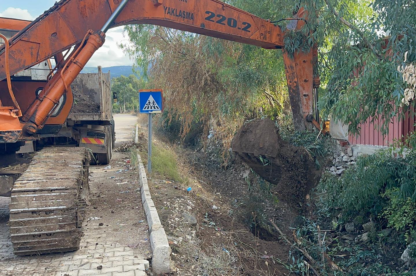 Beykonak Mahallesi'nde Kanal Temizlik Çalışmaları Devam Ediyor (1)