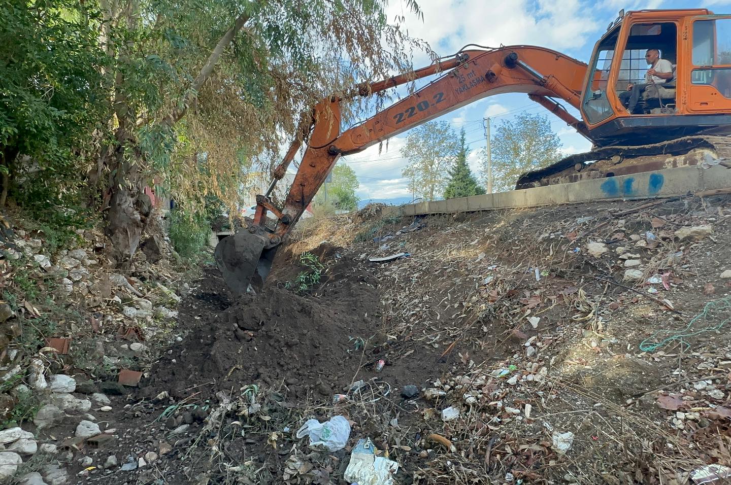 Beykonak Mahallesi'nde Kanal Temizlik Çalışmaları Devam Ediyor (3)