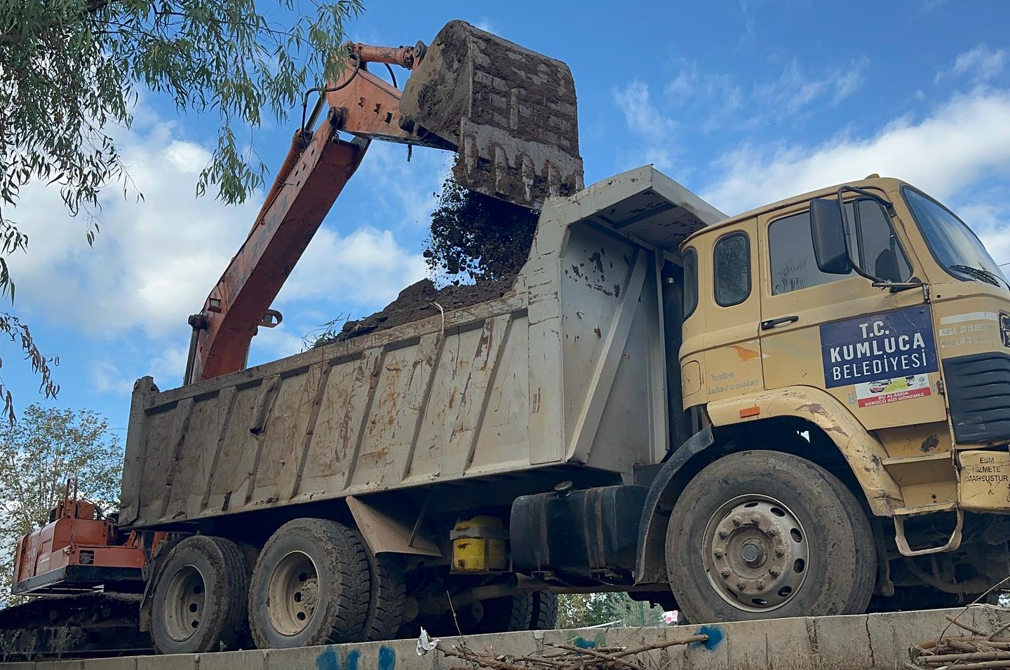 Beykonak Mahallesi'nde Kanal Temizlik Çalışmaları Devam Ediyor (4)