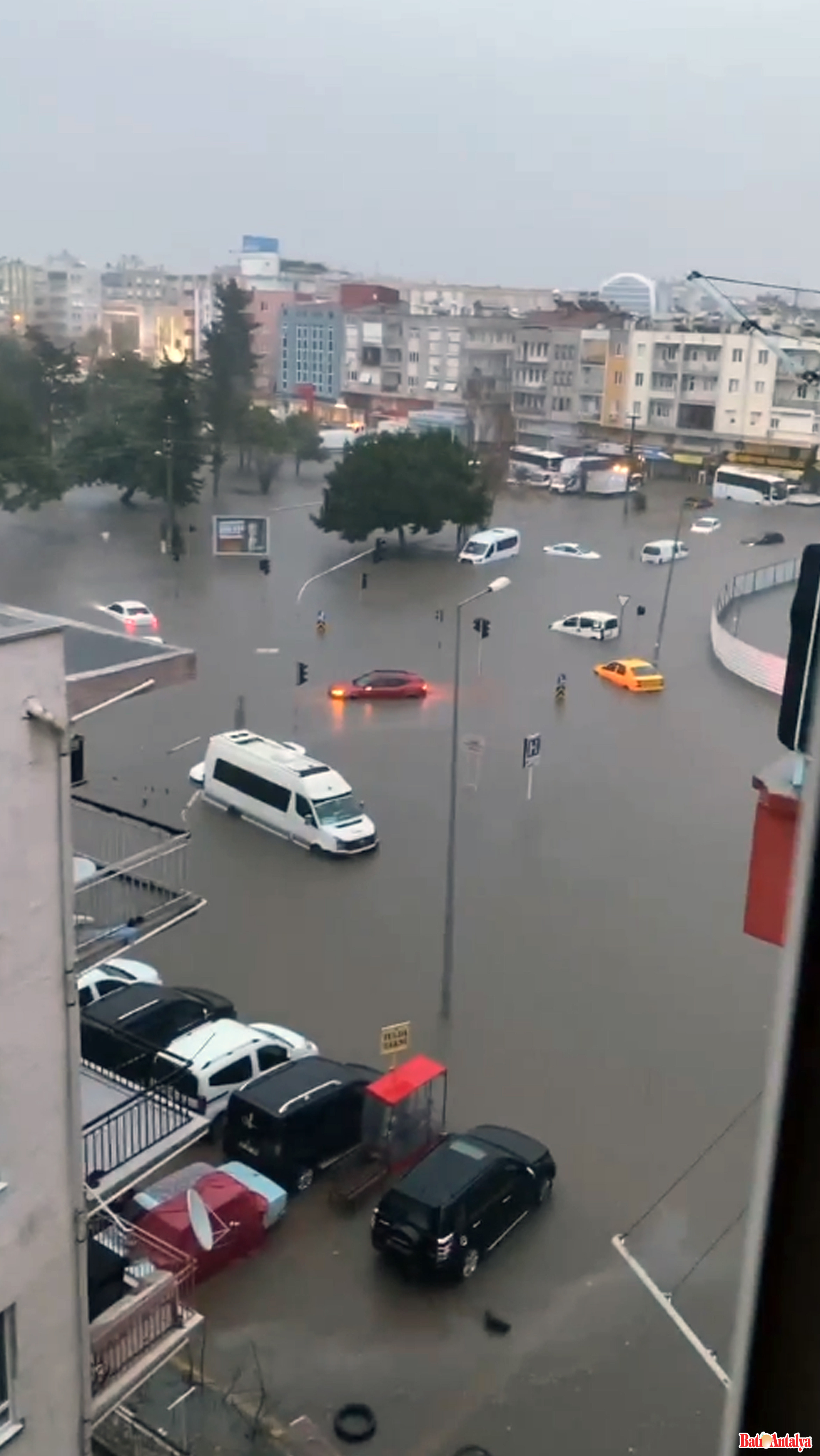 Antalya'da Durum Vahim!.. 5 Ilçe'de Evler. Araçlar Sular Altında Kaldı (1)