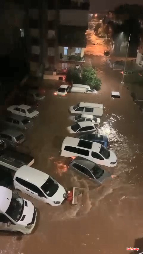 Antalya'da Durum Vahim!.. 5 Ilçe'de Evler. Araçlar Sular Altında Kaldı (11)