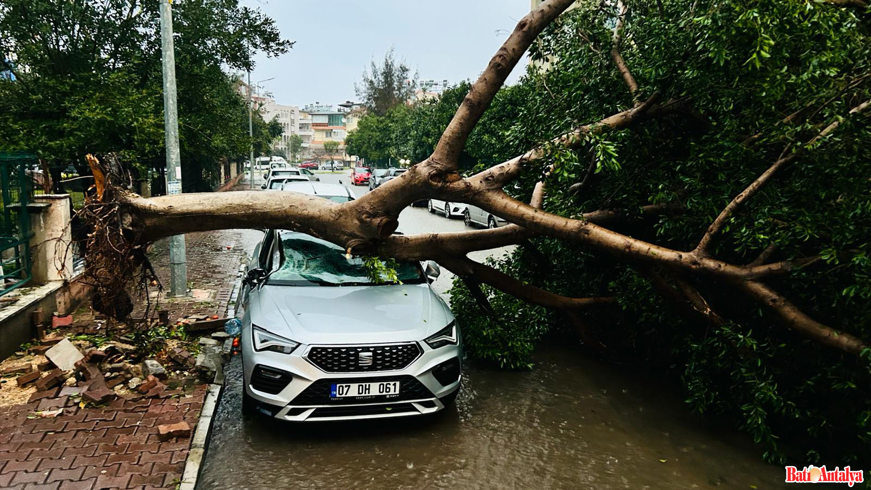 Antalya'da Durum Vahim!.. 5 Ilçe'de Evler. Araçlar Sular Altında Kaldı (14)