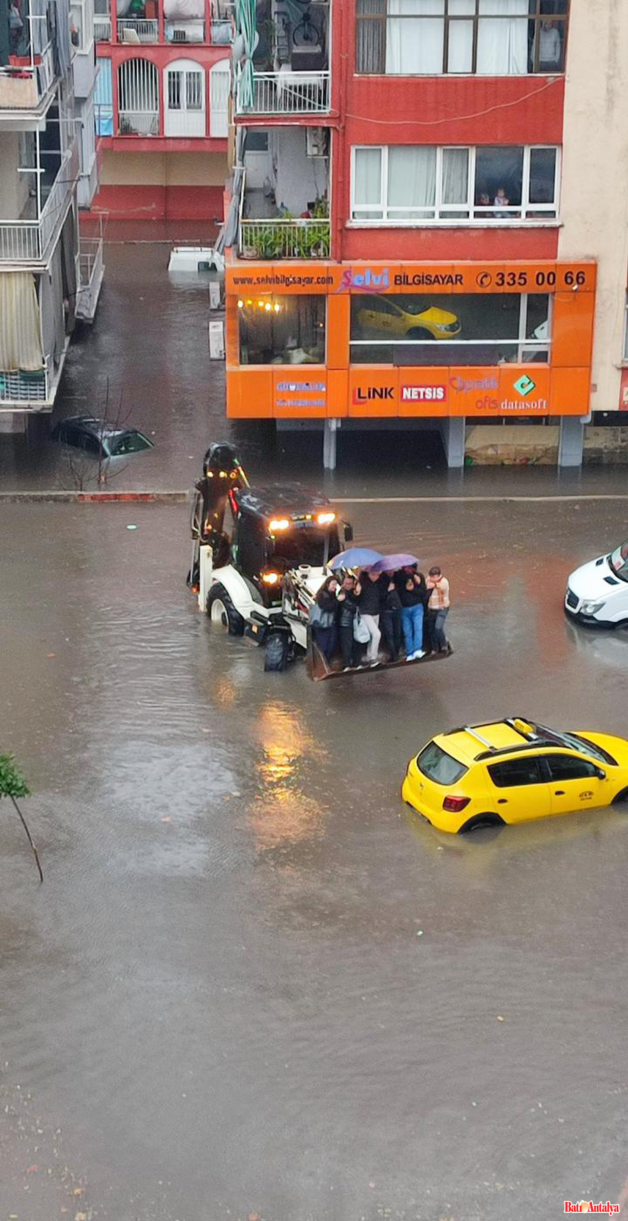 Antalya'da Durum Vahim!.. 5 Ilçe'de Evler. Araçlar Sular Altında Kaldı (4)