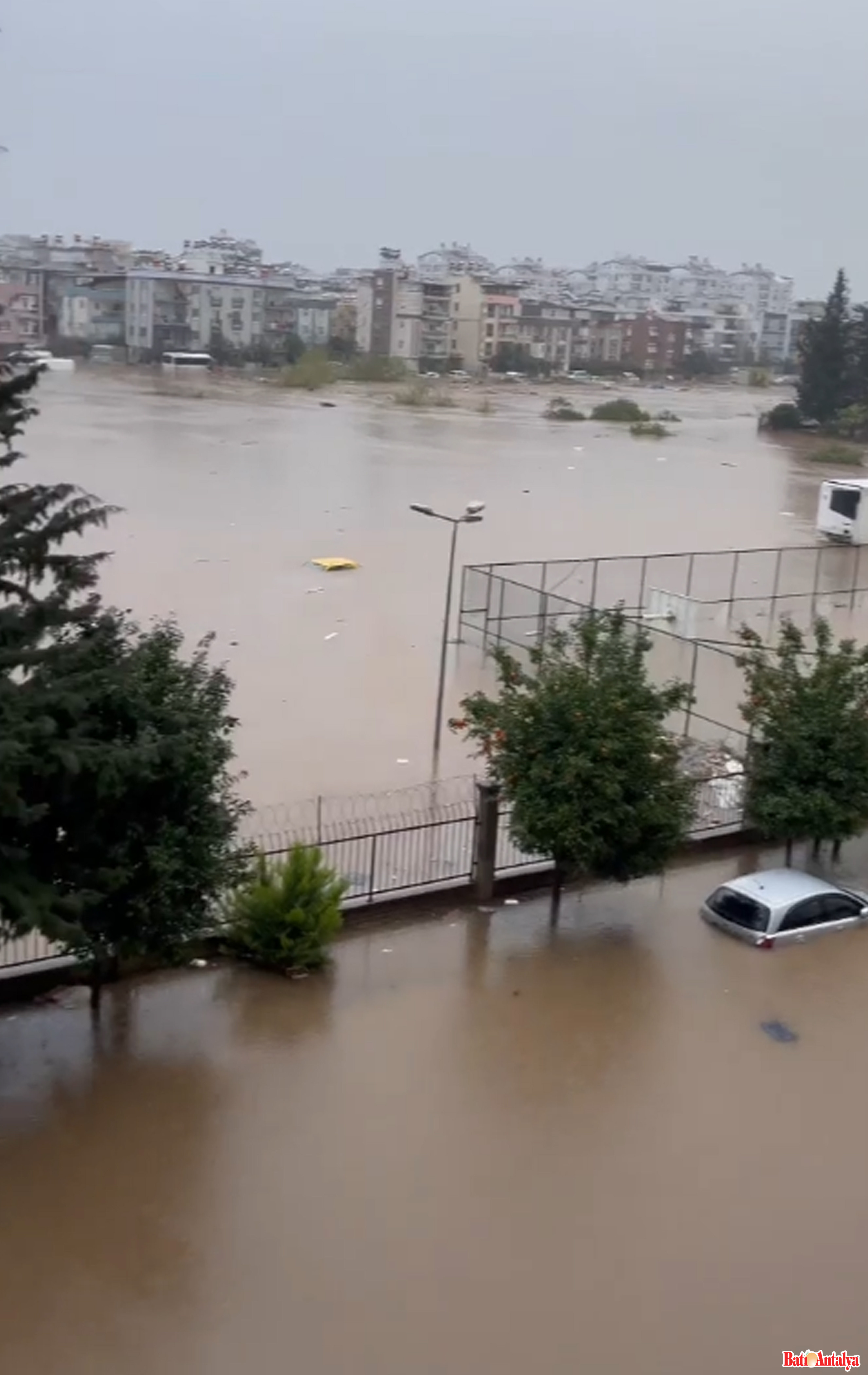 Antalya'da Durum Vahim!.. 5 Ilçe'de Evler. Araçlar Sular Altında Kaldı (5)