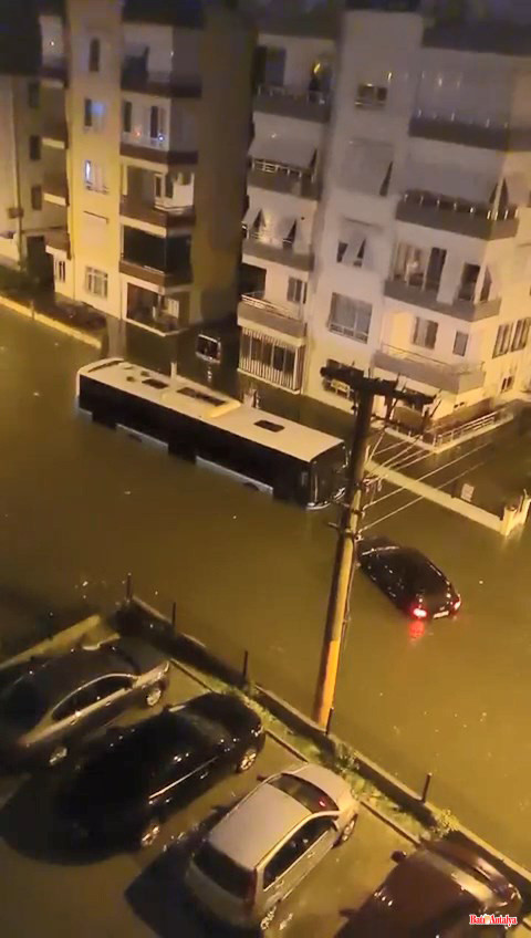 Antalya'da Durum Vahim!.. 5 Ilçe'de Evler. Araçlar Sular Altında Kaldı (7)