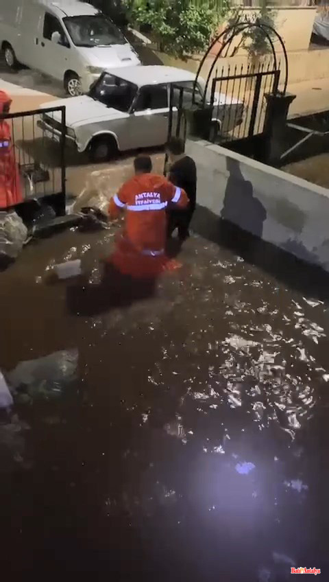 Antalya'da Durum Vahim!.. 5 Ilçe'de Evler. Araçlar Sular Altında Kaldı (8)