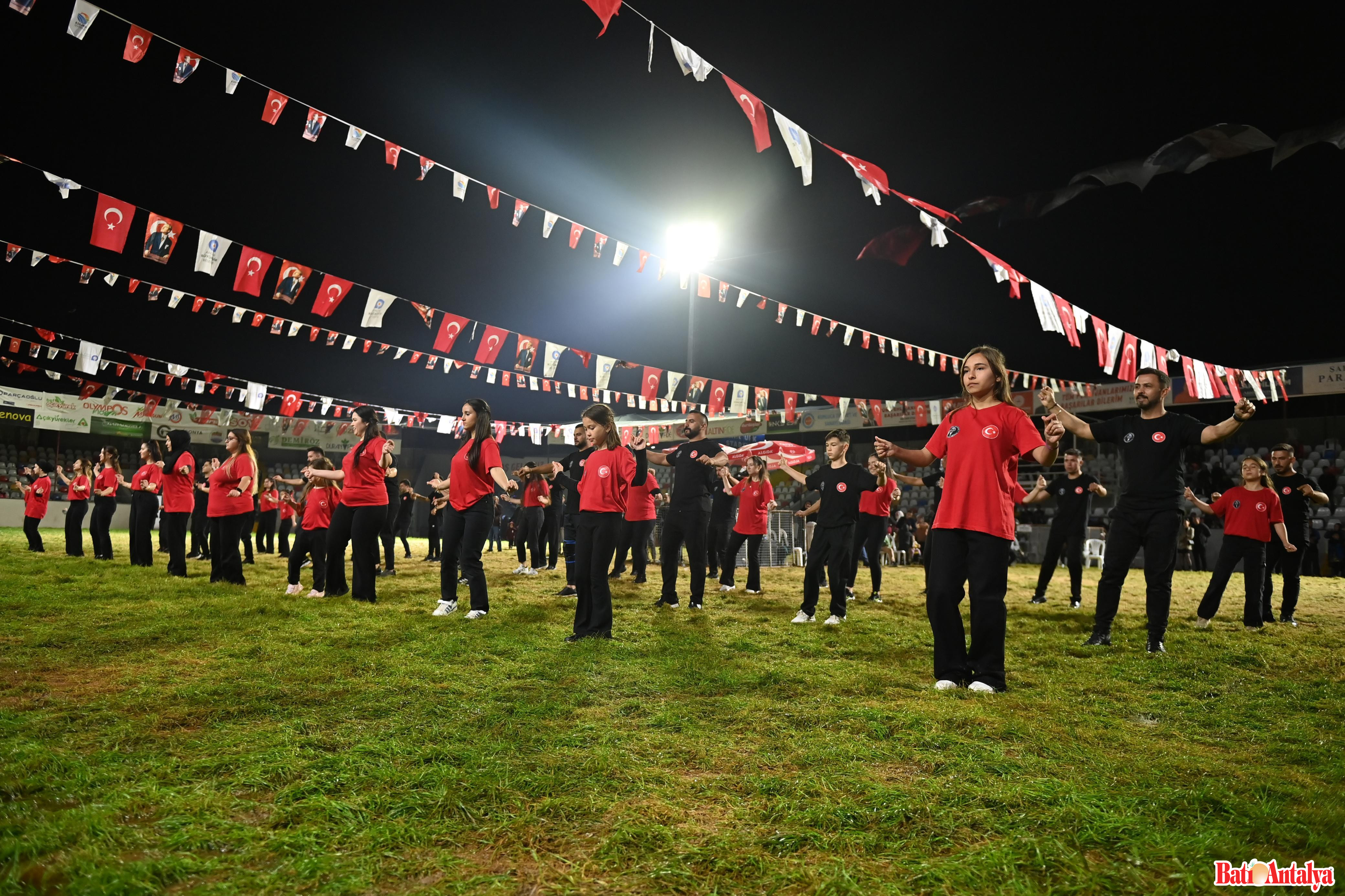 Halk Oyunlari Şenli̇ği̇ Büyüledi̇ 3