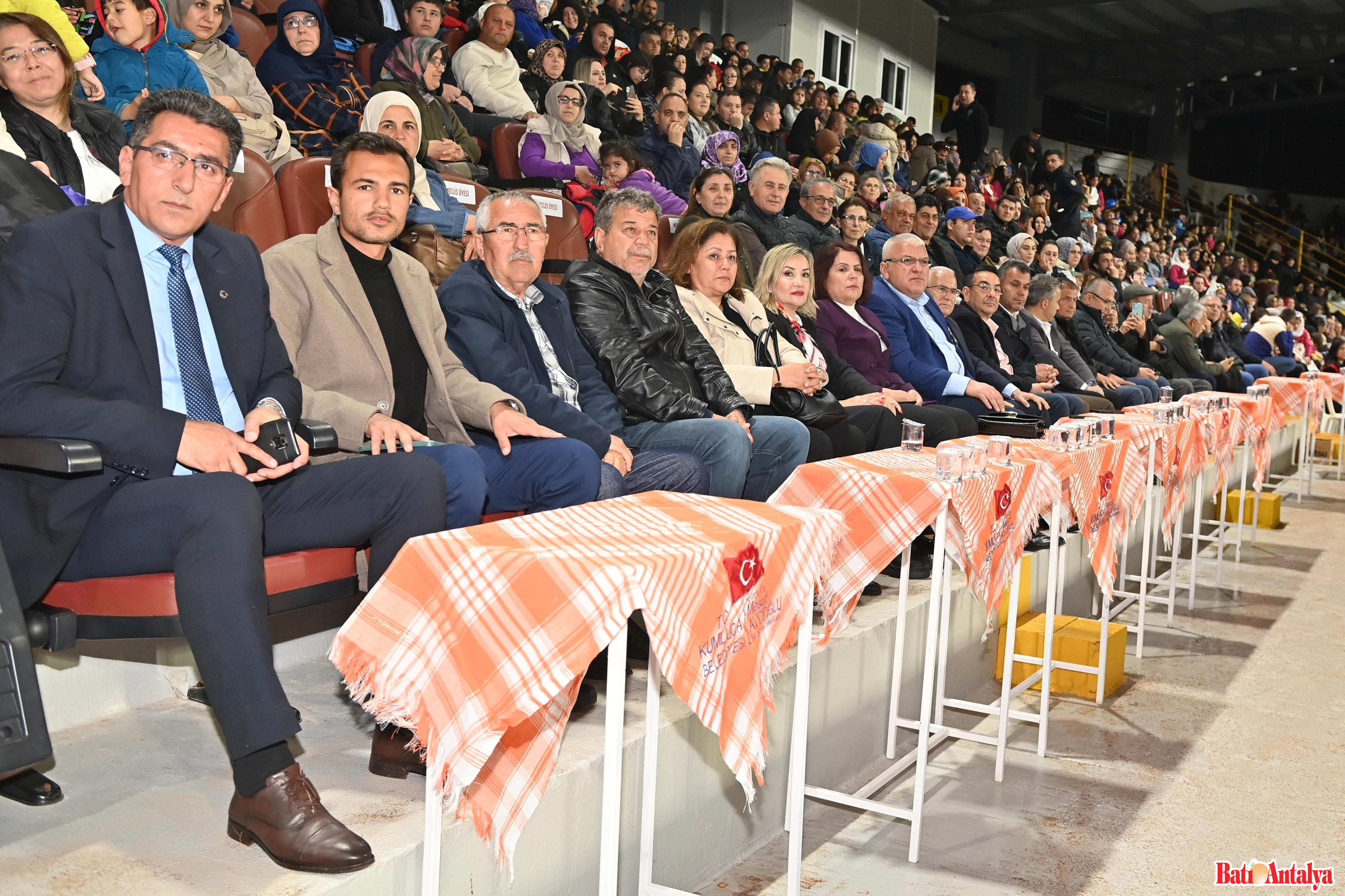 Halk Oyunlari Şenli̇ği̇ Büyüledi̇ 4