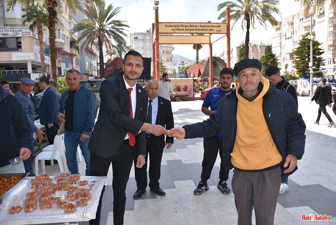 Muhsin Yazıcıoğlu İçin Kumluca’da Lokma İkramı