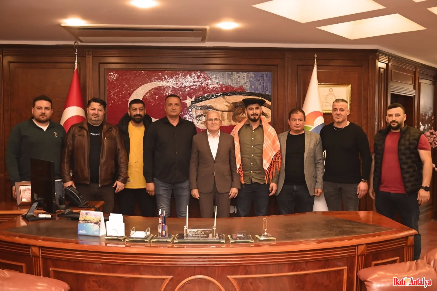 Güreş Ağası Uğur Evran Ağalık Parasını Teslim Etti