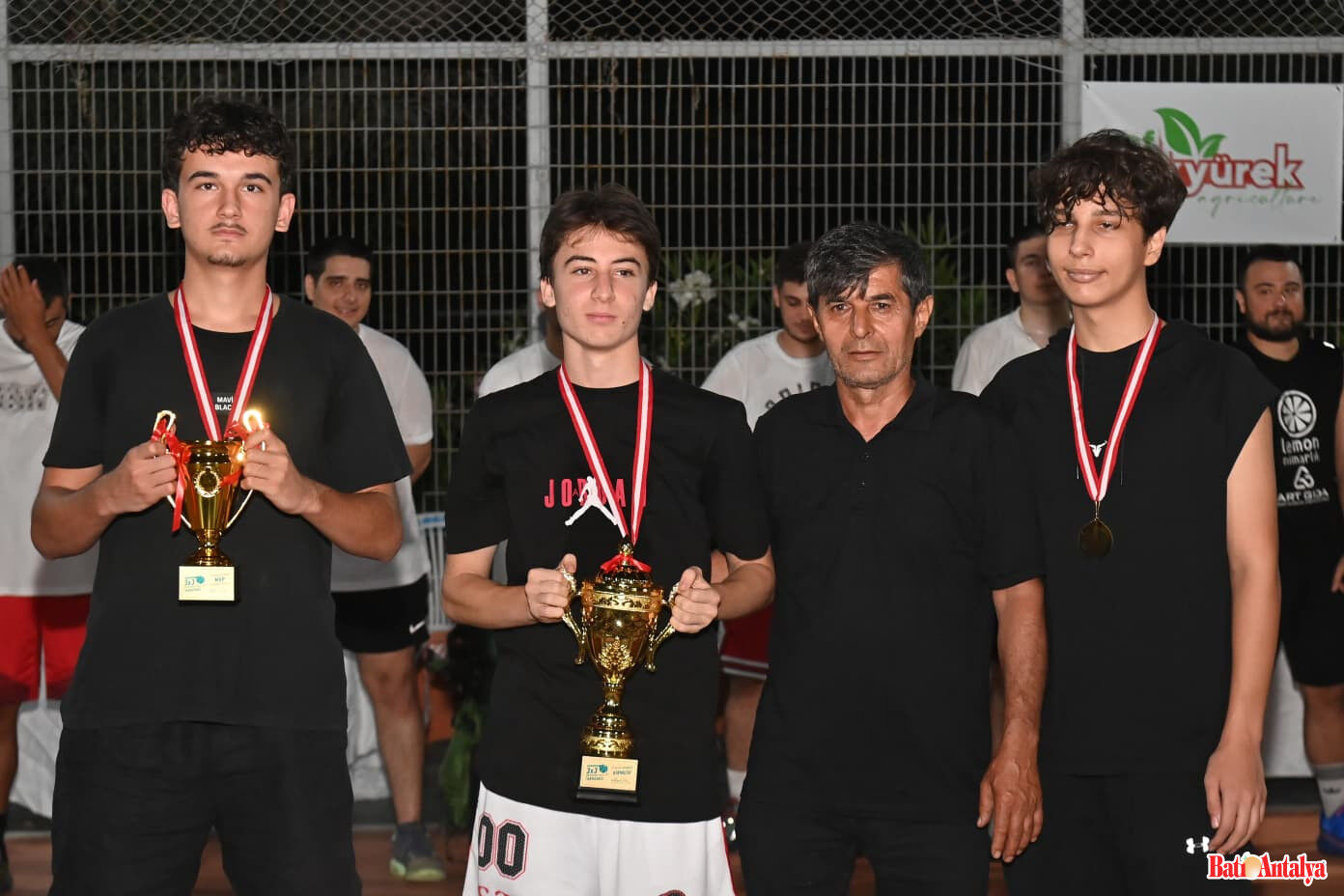 Sokak Basketbolunda Kupa Ve Madalyalar Sahi̇pleri̇ni̇ Buldu 1