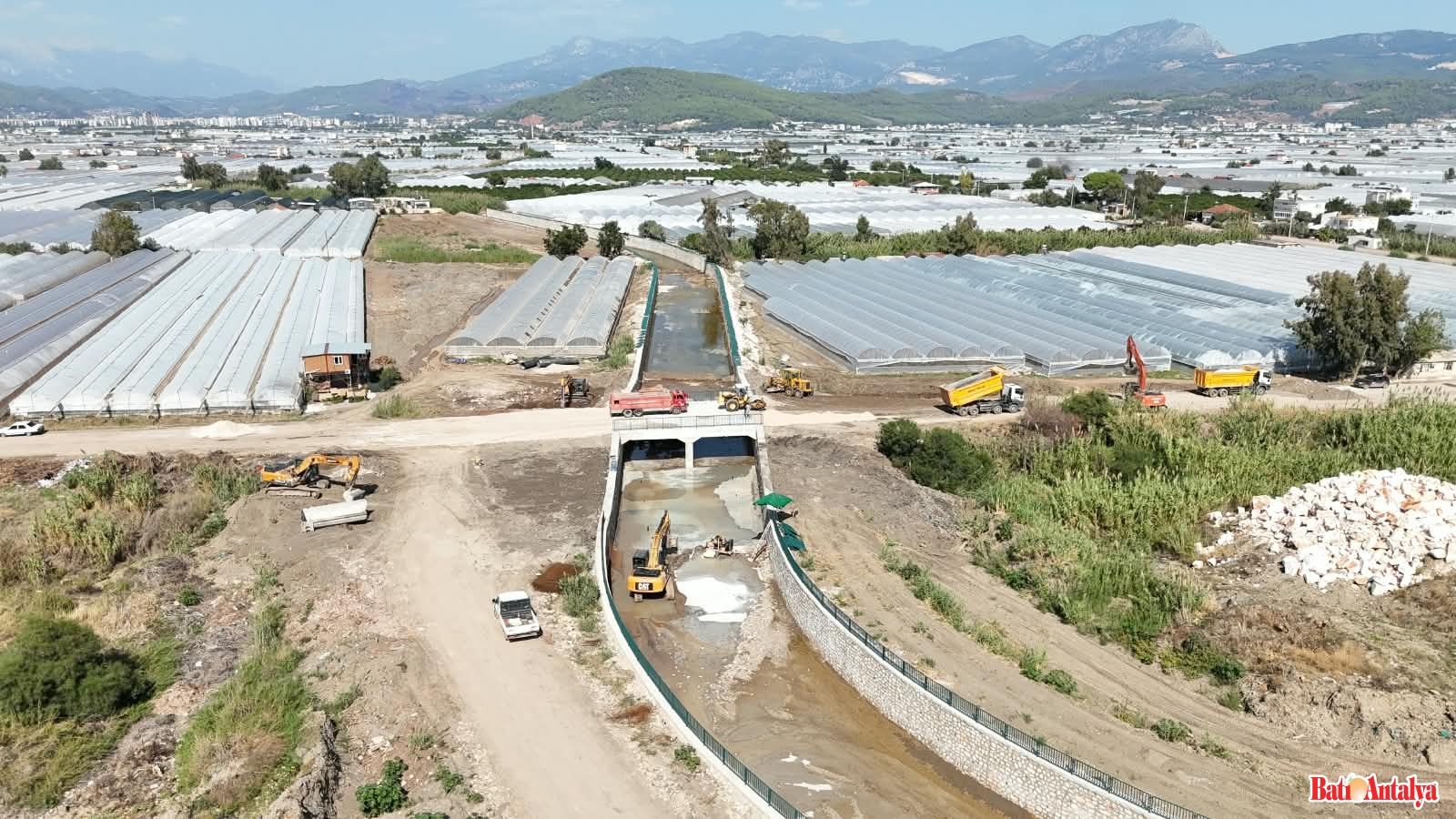 AKMAZ KAVŞAĞI’NDA KÖPRÜ TAMAMLANDI, YOL TRAFİĞE AÇILDI