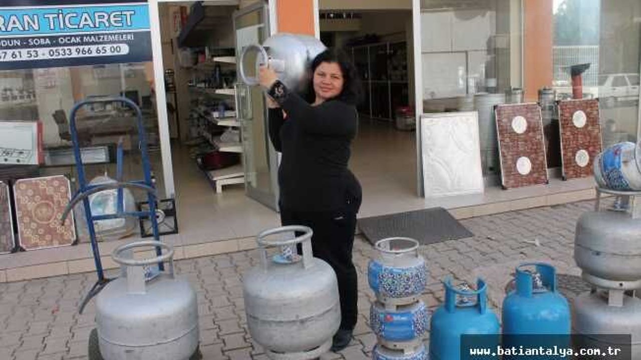 Evinin Geçimi ve Çocukları İçin Tek Başına Tüp Bayisi İşletiyor