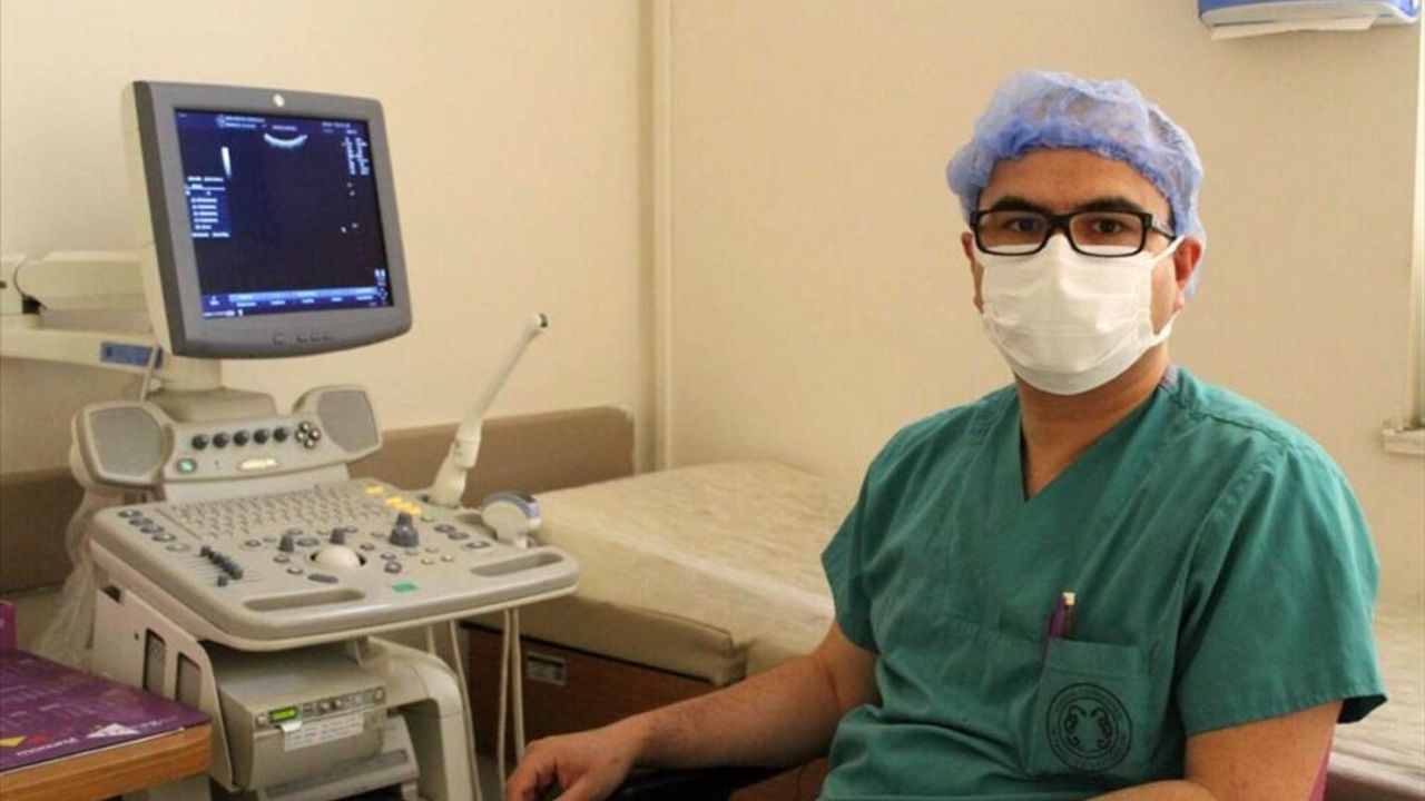 Bitlis'te 15 haftalık hamile kadından ameliyatla bir kilogramlık kist alındı
