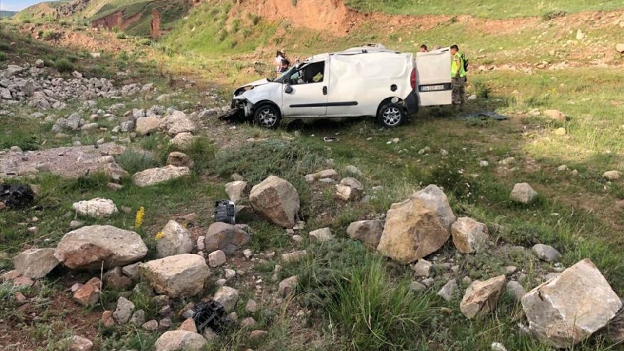 Erzurum'da dere yatağına devrilen hafif ticari araçtaki 6'sı çocuk 9 kişi yaralandı