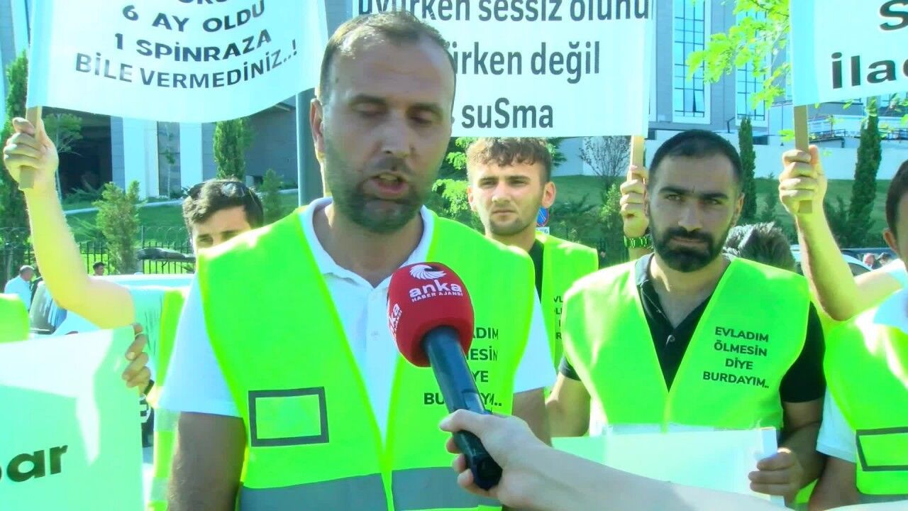 SMA’LI ÇOCUKLARIN AİLELERİ SAĞLIK BAKANLIĞI ÖNÜNDE AYLARDIR ULAŞAMADIKLARI SPİNRAZA İLACI İÇİN ÇAĞRI YAPTI: “BAKANIN AÇIKLAMALARINDA HER ŞEY GÜLLÜK GÜLİSTANLIK, VAATLER SÖZDE KALIYOR”