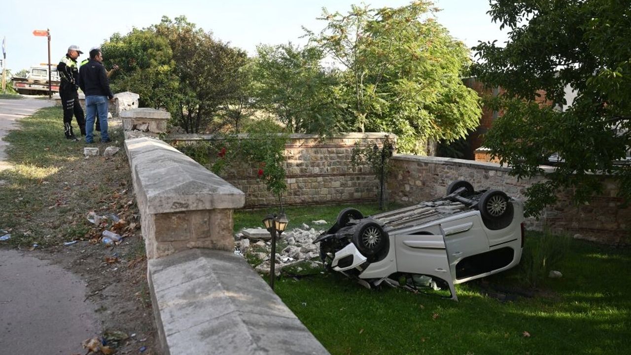 Edirne'de düzensiz göçmenleri taşıyan panelvan, polisten kaçarken cami bahçesine düştü