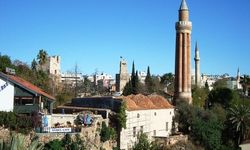 Antalya’nın tarihi simgesi Yivli Minare depremde yıkılma tehlikesi ile karşı karşıya"