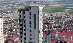 Kahramanmaraş'ta bina yıkım ve enkaz kaldırma çalışmaları sürüyor