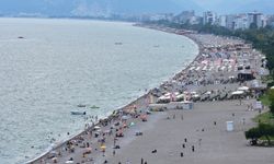 Antalya sahillerinde yoğunluk yaşanıyor