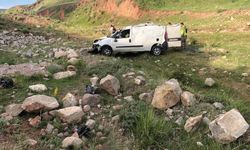 Erzurum'da dere yatağına devrilen hafif ticari araçtaki 6'sı çocuk 9 kişi yaralandı