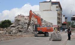 Hatay'da ağır hasarlı 4 katlı bina çöktü