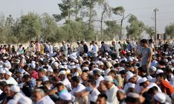 İran'ın Gülistan eyaletinde binlerce kişi bayram namazını büyük meydanda kıldı