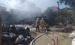 Pendik'te hurda deposundaki yangın söndürüldü