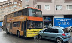 Pendik'te İETT otobüsüyle çarpışan otomobilin sürücüsü yaralandı