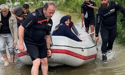 Samsun'da evlerinin etrafını su basınca mahsur kalan aile kurtarıldı