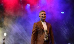 "61. Uluslararası Bursa Festivali"nde Özcan Deniz sahne aldı