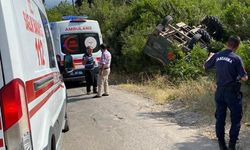 Adana'da devrilen traktördeki bir kişi hayatını kaybetti