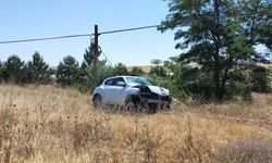 Afyonkarahisar'da tarlaya devrilen otomobildeki 6 kişi yaralandı