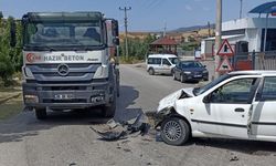 Çankırı'da beton mikseri ile çarpışan otomobilin sürücüsü ile eşi yaralandı