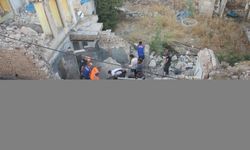 GÜNCELLEME 2 - Kilis'te metruk binanın bir kısmı yıkıldı