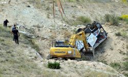 GÜNCELLEME 4 - Kars'ta yolcu otobüsü şarampole devrildi, 7 kişi öldü, 23 kişi yaralandı