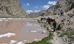 Hakkari'de Cilo Buzullarında kaybolan 2 kişiyi arama çalışmaları sürüyor