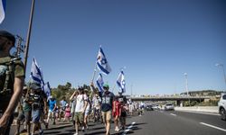 İsrail'de hükümetin yargı düzenlemesine karşı binlerce kişi Tel Aviv'den Batı Kudüs'e yürüyor