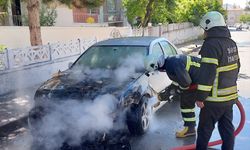 Sivas'ta park halindeyken yanan otomobilde hasar oluştu