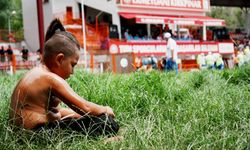 Yaşı tutmayan minik pehlivan kispetiyle çayırın gerisinde gelecek yılın hayalini kuruyor