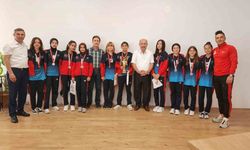 Adnan Menderes Ortaokulu Yıldız Kızlar Ragbi takımı Türkiye ikincisi